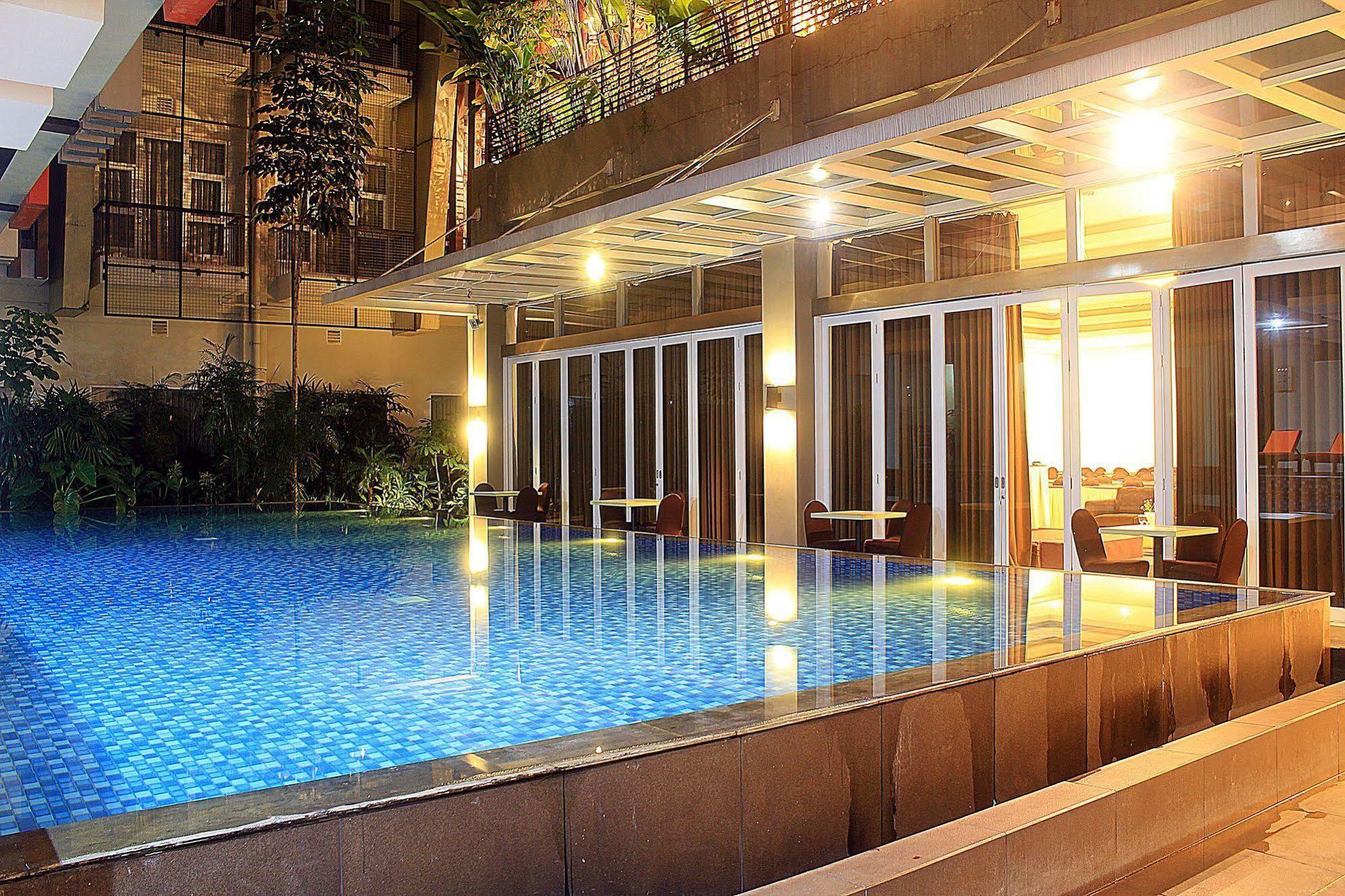 Zen Premium Setrawangi Raya 3*
