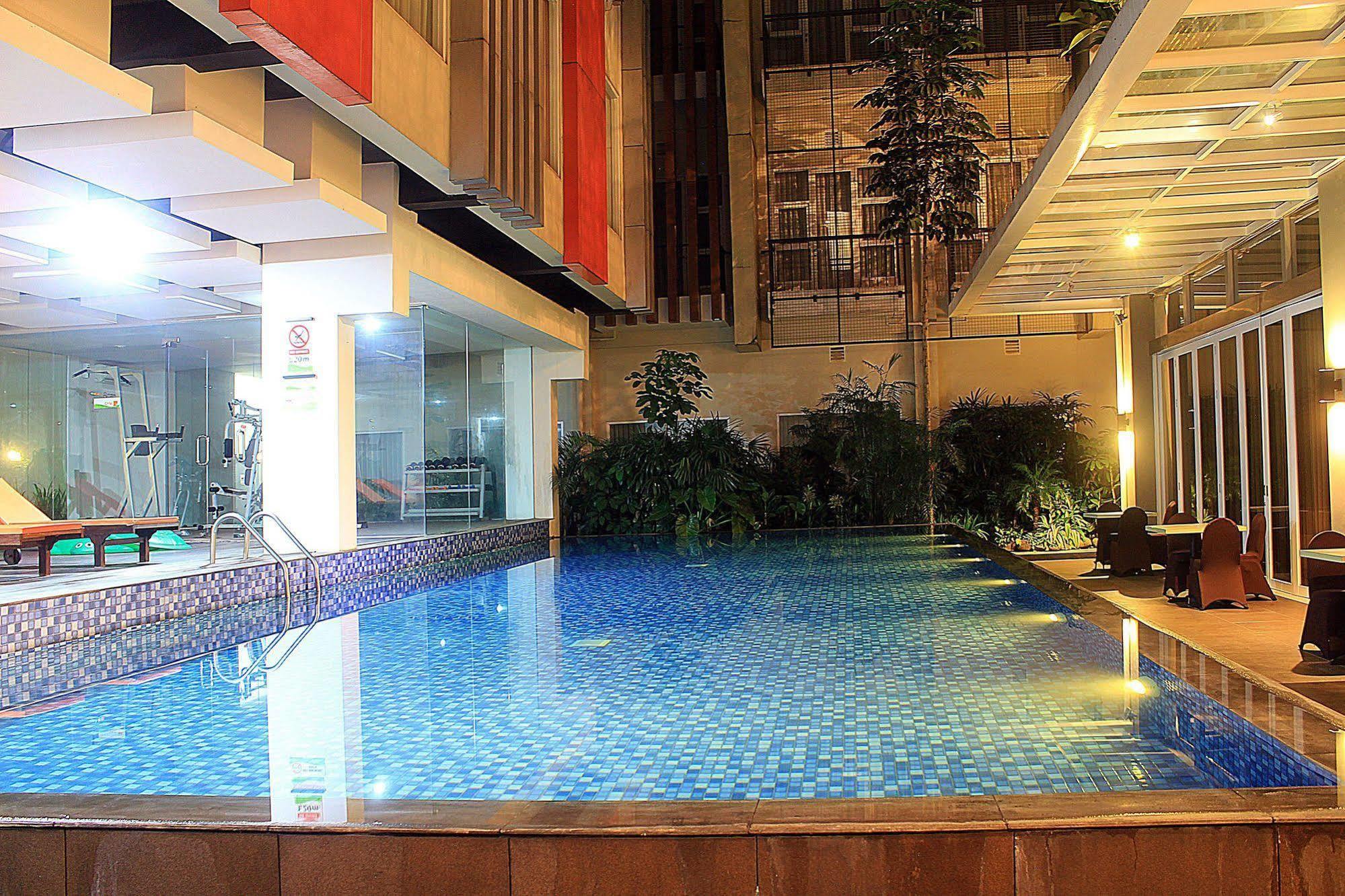 Zen Premium Setrawangi Raya Hotel 3*