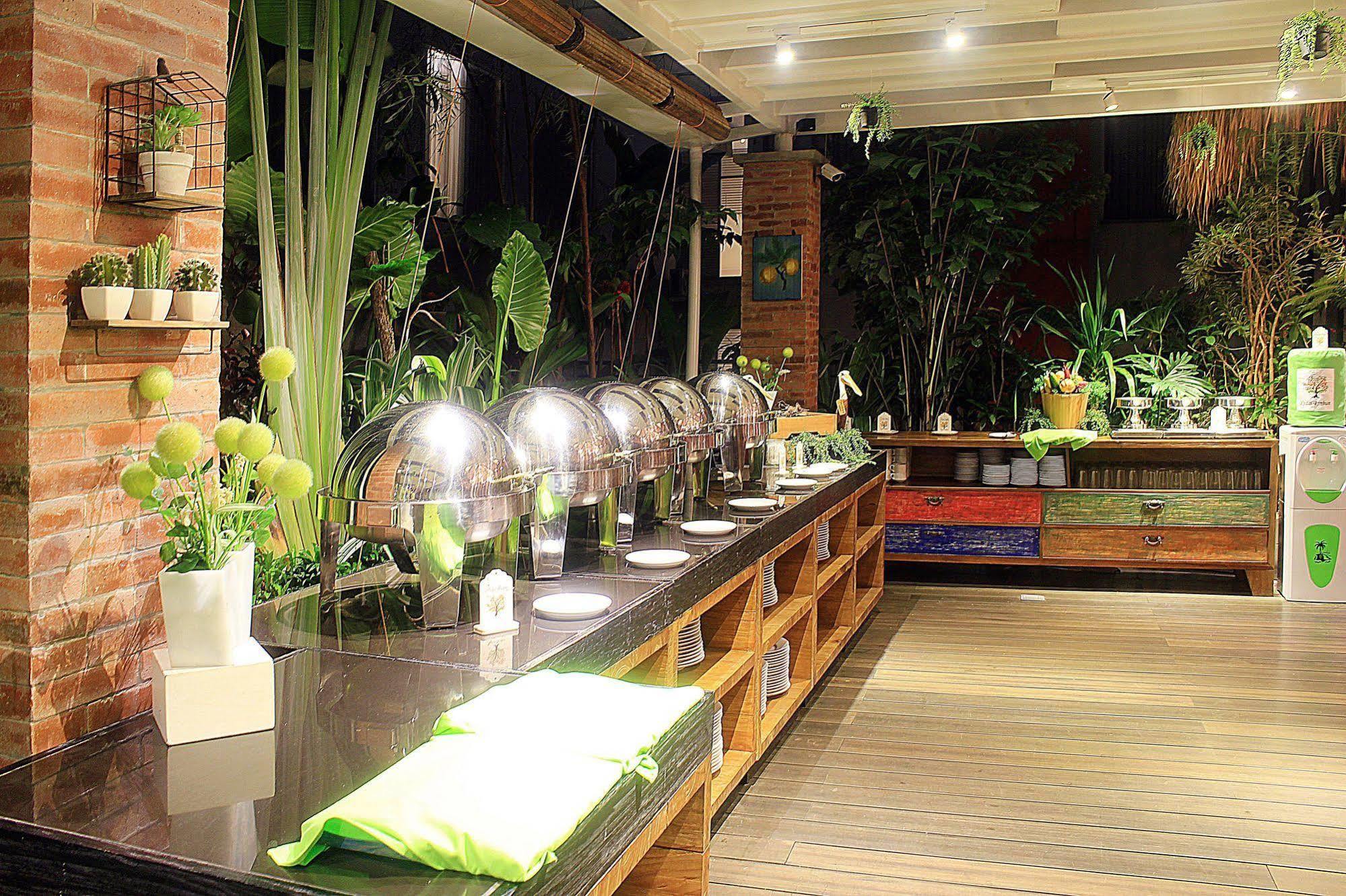 Zen Premium Setrawangi Raya Hotel 3*